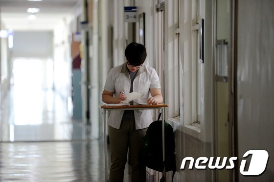 더위와 졸음을 피하기 위해 교실 밖 복도에서 서서 공부하는 학생./뉴스1 © News1 신성룡 기자