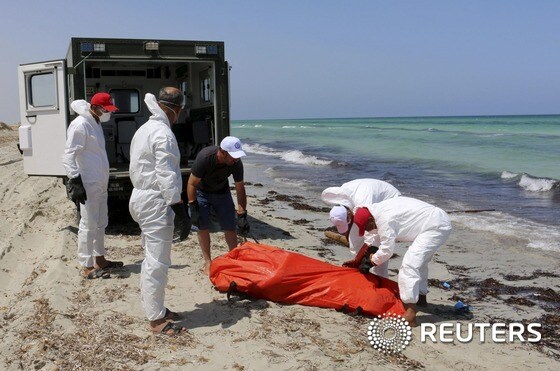 리비아 해안경비대가 지난 27일(현지시간) 전복된 난민선의 시신을 수습중이다. © 로이터=뉴스1