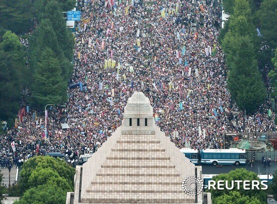 30일 도쿄 국회의사당 앞을 가득 메운 안보법안 반대집회 시위 물결.