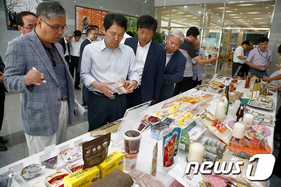 농촌진흥청에서 쌀 가공식품 시식 평가를 하고 있다. News1