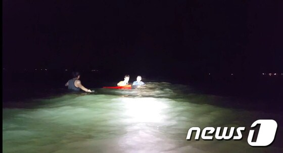 양모씨(37) 등 2명이 태안해경에 구조되고 있다.(사진=태안해경 제공)© News1