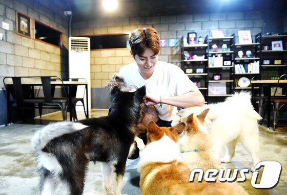 배우 홍종현이 연희동 한 애견 카페에서 뉴스1스포츠와 만남을 가졌다. © News1스포츠 / 권현진 기자 