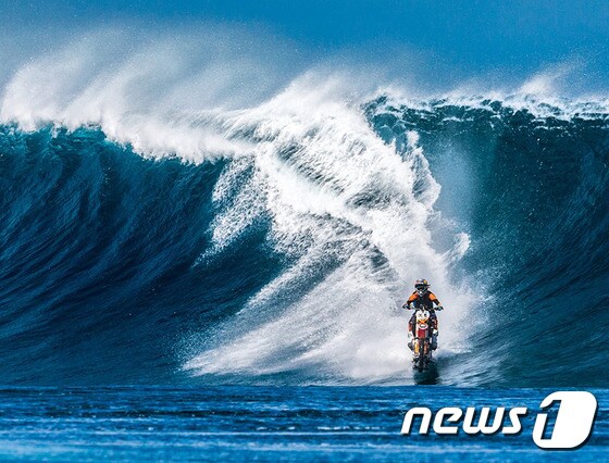호주 출신 오토바이 스턴트맨인 로비 매디슨(34)이 어린 시절 꿈을 이루기 위해 파도를 가르며 바다 위를 달리는 ´오토바이 서핑´에 도전했다. (매디슨 페이스북) © News1