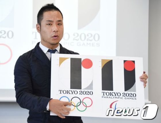 2020년 도쿄올림픽 엠블럼의 표절 논란과 관련해 제작자인 아트 디렉터 사노 겐지로가 지난달 5일 도쿄에서 기자회견을 열고 표절 의혹을 부인했다 © AFP=News1