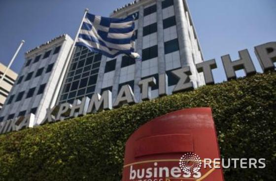 아테네 증권거래소 건물 앞에 그리스 국기가 걸려 있다. © 로이터=News1