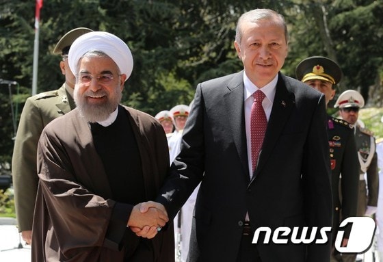 지난 4월 이란을 방문한 레제프 타이이프 에르도안 터키 대통령(오른쪽)이 하산 로하니 이란 대통령과 악수하고 있다.© AFP=뉴스1