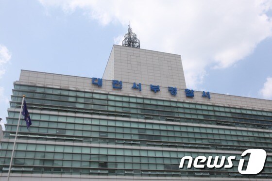 문이 잠기지 않은 차량의 문을 열고 들어가 금품을 훔친 40대가 경찰에 붙잡혔다. 대전서부경찰서 전경. © News1