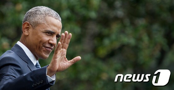 31일(현지시간) 알래스카 방문 일정을 시작한 버락 오바마 미 대통령. 현직 대통령이 알래스카 주를 방문하는 것은 이번이 처음이다. © AFP=뉴스1