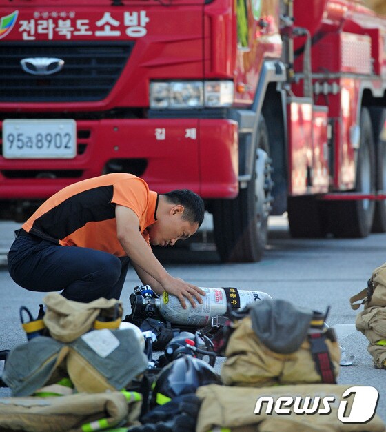 전라북도 소방전술대회에서 한 소방대원이 대회에 앞서 장비를 점검하고 있다./뉴스1 © News1 DB