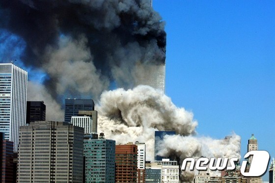 2001년 9·11 테러 직후 불타고 있는 세계무역센터 건물들.© AFP=뉴스1