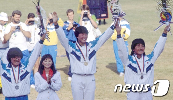 지난 1988서울올림픽 양궁여자개인 금메달을 획득한 김수녕(가운데). (국가기록원 제공) /뉴스1 © News1