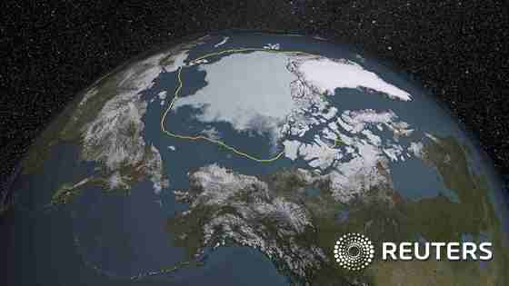 2015년 여름 북극 빙하 크기가 14일(현지시간) NASA 위성자료 분석가들이 눈으로 볼수있게 표시한 골드색의 선이 보여주듯이 1981`2010년 평균보다 크게 적은 699000 평방킬로미터에 불과하다. 올해 북극 빙하 크기는 우주로부터 관측이 가능해진 이후 네번째로 작은 것이다. © News1 우동명 기자