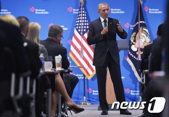 버락 오바마 미국 대통령이 16일(현지시간) 워싱턴의 경제단체 비즈니스라운드테이블 본부에서 연설하고 있다. <br />© AFP=뉴스1