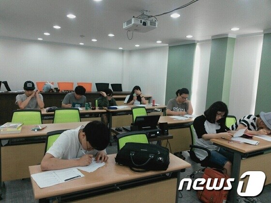 꿈드림 청소년들이 열심히 공부하는 모습(제공:마포구)© News1