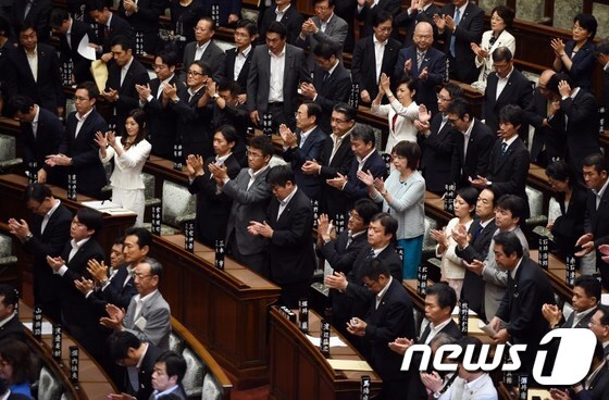 19일 안보법안 가결에 박수치는 일본 참의원들.© AFP=뉴스1