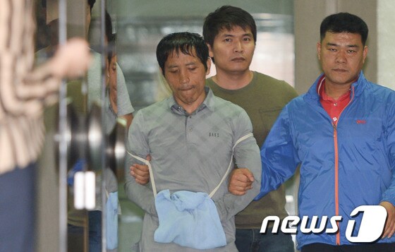 대형마트에서 30대 여성을 납치해 살해한 혐의를 받고 있는 김일곤이 영장실질심사를 받기 위해 서울 성동경찰서에서 서울동부지법으로 이송되고 있다. /뉴스1 © News1 허경 기자