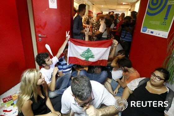 레바논 \'유스팅크\' 시위대가 1일(현지시간) 환경부 청사를 점거했다. © 로이터=뉴스1