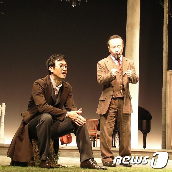 연극 '아버지와 아들' 공연장면.. 이명행(좌측)과 유연수 © News1