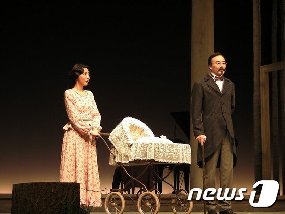 연극 '아버지와 아들' 공연장면.. 최원정(좌측)과 남명렬 © News1