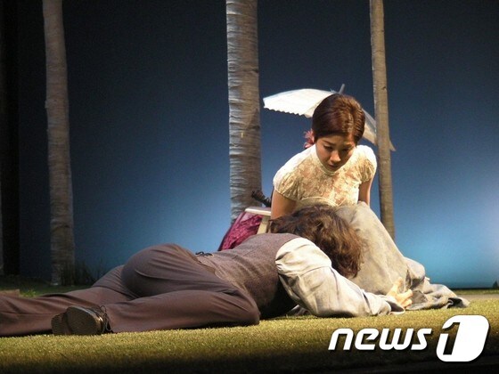 연극 '아버지와 아들' 공연장면.. 윤정섭과 김호정(앉은 이) © News1