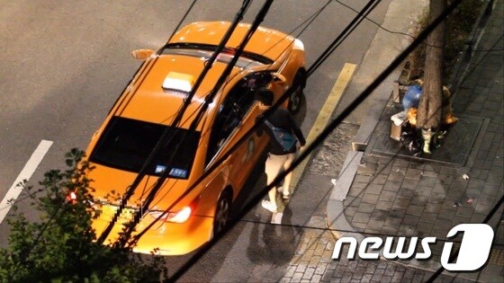 구속된 김모(21)씨가 장물 스마트폰을 매입하기 위해 택시에 접근하는 모습. (서울 도봉경찰서 제공) © News1