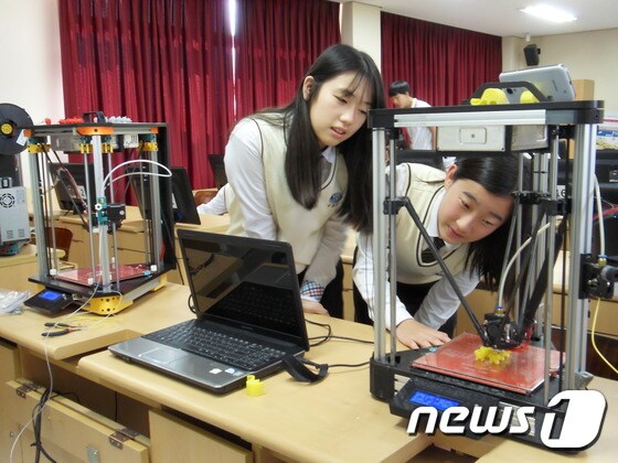 자유학기제 연구학교로 지정된 울산 북구 매곡중학교 학생들이 과학실험반에서 3D 프린터로 꿈을 출력하는 수업을 하고 있다./뉴스1 DB © News1