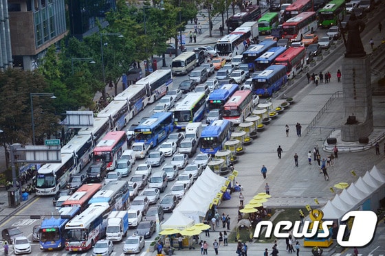 서울 중구 광화문 일대가 민주노총 총파업대회 여파로 극심한 교통체증을 보이고 있다. /뉴스1 © News1 임세영 기자