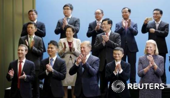 페이스북, 마이크로소프트, 시스코 등 미국 기업 CEO들이 워싱턴 마이크로소프트 본사에 방문한 시진핑 중국 국가 주석을 향해 박수를 보내고 있다. © 로이터=뉴스1