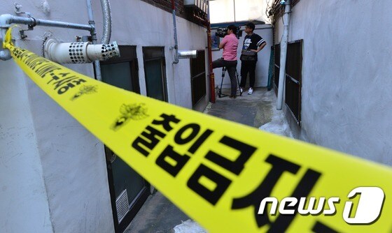 지난 9월 24일 살인사건이 일어난 서울 노원구의 한 가정집에 폴리스라인이 설치된 모습. 2015.9.24/뉴스1 © News1 손형주 기자