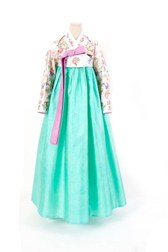 2013년. 박근혜 대통령이 한미동맹70주년기념 만찬시 착용한 옷이다. © News1<br /><br />