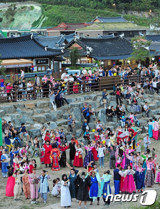 추석 연휴 기간 전주 한옥마을 남천교 주변에서 축제를즐기는 시민과 관광객들/뉴스1 DB