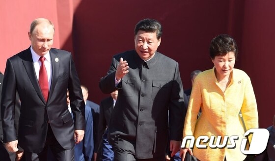 블라디미르 푸틴 러시아 대통령(왼쪽)과 시진핑 중국 국가주석(가운데), 박근혜 대통령이 열병식 참석을 위해 입장하고 있다. (사진출처=신화통신)