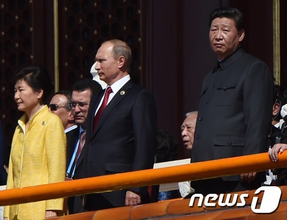 중국 정부의 '항일(抗日)전쟁·반(反) 파시스트 전쟁승리 70주년' 기념 열병식(군사 퍼레이드)이 3일(현지시간) 오전 10시 거행된 가운데 시진핑 중국 국가주석(우측 1번째)과 내외빈 박근혜 대통령(좌측 1번째), 블라디미르 푸틴 러시아 대통령(가운데)이 텐안먼 광장이 내려다보이는 성루에서 행사를 지켜보고 있다. © AFP=뉴스1 / (베이징 AFP=뉴스1) 최종일 기자 © News1