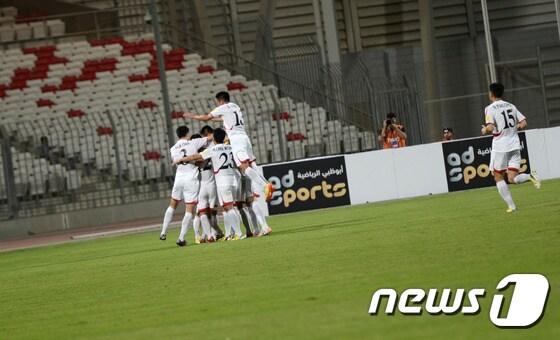 북한 축구 대표팀이 4일(한국시간) 바레인 국립경기장에서 열린 바레인과의 경기에서 득점 후 기뻐하고 있다. © AFP= News1