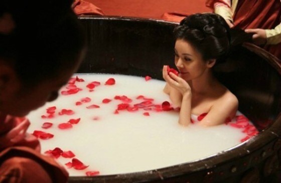 배우 장서희가 중국에서 찍은 '우유 목욕신'이 화제다. ⓒ News1스타 / '수당영웅' 스틸