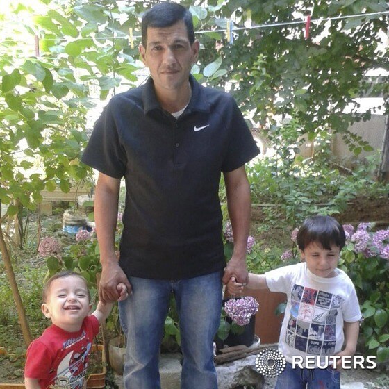 아일란(왼쪽), 갈립(오른쪽) 두 아들이 살아있던 시절 아버지 압둘라와 함께 찍은 사진. 아이들의 미소가 해맑다.© 로이터=뉴스1