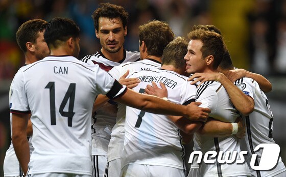독일이 5일(한국시간) 독일 프랑크푸르트에서 열린 폴란드와의 경기에서 3-1로 승리한 뒤 기뻐하고 있다. © AFP=News1
