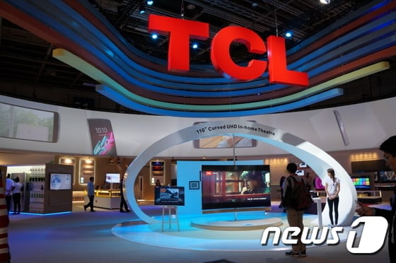 TV 크기 경쟁은 중국이 이어받았다. 중국 TCL은 독일 베를린에서 열린 IFA2015에서 110인치 대형 TV를 전시했다. © News1