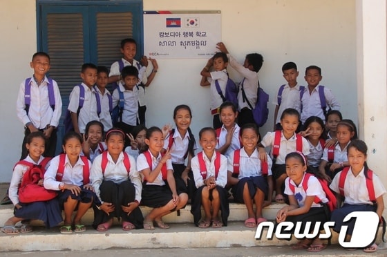 아시아나항공, 캄보디아 학교에 도서 400권·컴퓨터 10대 기증(사진제공=아시아나항공)© News1