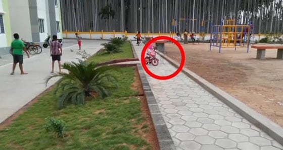 어린이 공원에 유령의 모습이 포착됐다. © News1스타 / 유튜브 캡처
