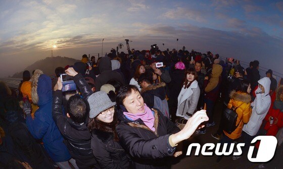 2016년 새해 첫날인 1일 오전 서울 남산에서 시민들이 떠오르는 해를 배경으로 사진을 찍으며 새해를 맞이하고 있다. 2016.1.1/뉴스1 © News1 손형주 기자