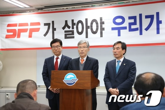  여상규 국회의원(사진 가운데)과 송도근 사천시장(사진왼쪽)이종범사천시의회부의장(사진 오른쪽)은 15일 경남 사천시청 브리핑름에서 기자회견을 가졌다© News1