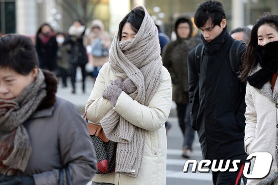 서울 광화문네거리에서 시민들이 추위를 뚫고 출근길에 나서고 있다./뉴스1 © News1 최현규 기자