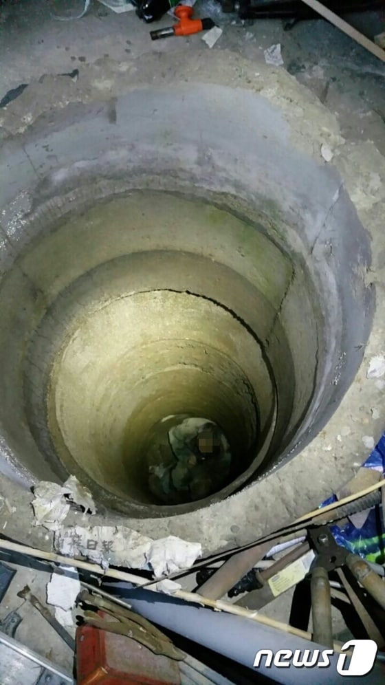 전북 익산의 50대 남성이 자신의 집 마당에 있는 8m 깊이의 우물에 빠졌다가 친구의 신고 덕분에 극적으로 구조됐다.(사진제공=전북소방본부) © News1 홍성오 기자