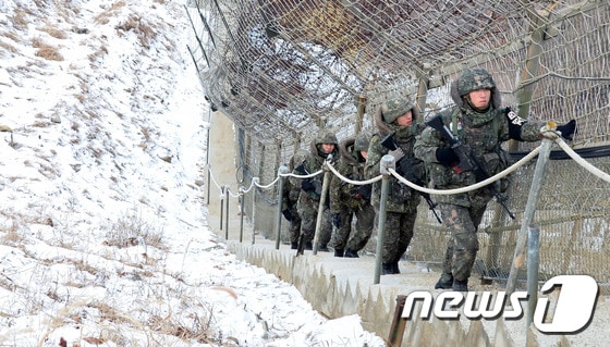 육군 7사단 장병들이 추운 날씨에도 GOP경계근무를 서며 철책을 점검하고 있다.(7사단 제공) 2016.1.21/뉴스1 © News1 정진욱 기자
