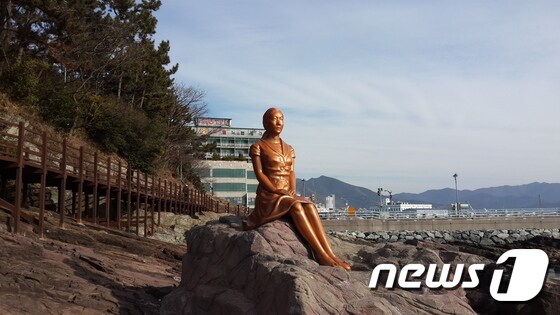 노산공원  인근 바닷가에 설치된 삼천포아가씨 상© News