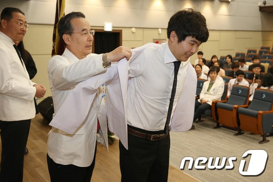  동아대학교 의과대학이  동아대 병원 대강당에서 화이트 코트 세레모니(White coat Ceremony)를 개최하고 있다./뉴스1DB © News1