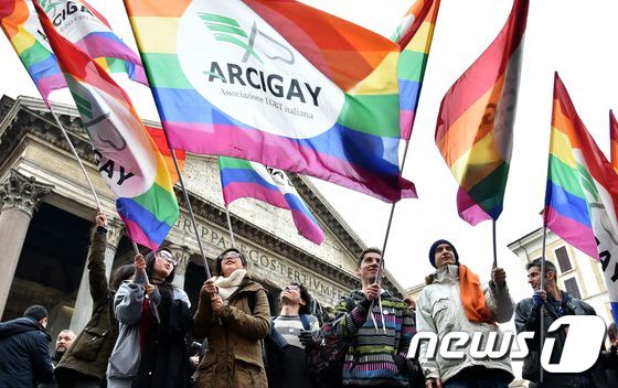 23일(현지시간) 이탈리아에서 동성간 결혼 합법화를 지지하는 대규모 집회가 전국적으로 일어났다. © AFP=뉴스1