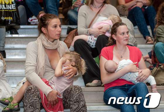 지난해 9월 벨기에에서 진행된 모유수유 캠페인에 참여한 여성들이 강연을 듣고 있다. © AFP=뉴스1