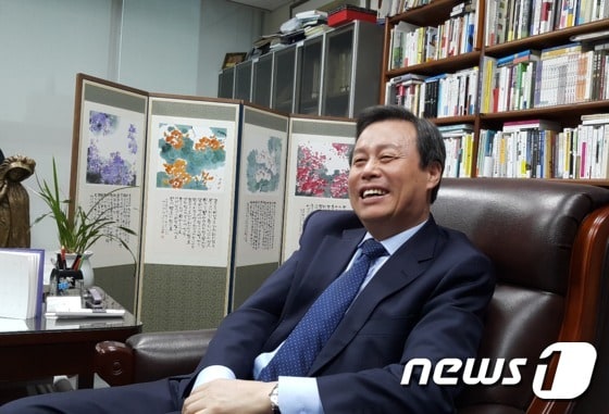 더불어민주당 의원이자 대변인인 도종환 시인이 27일 자신의 의원실에서 뉴스1과 인터뷰하며 웃고 있다. © News1